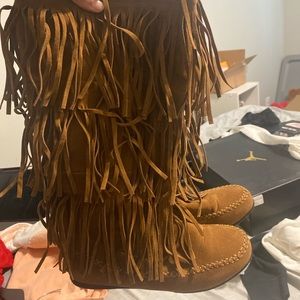 BROWN FRINGE BOOTS.